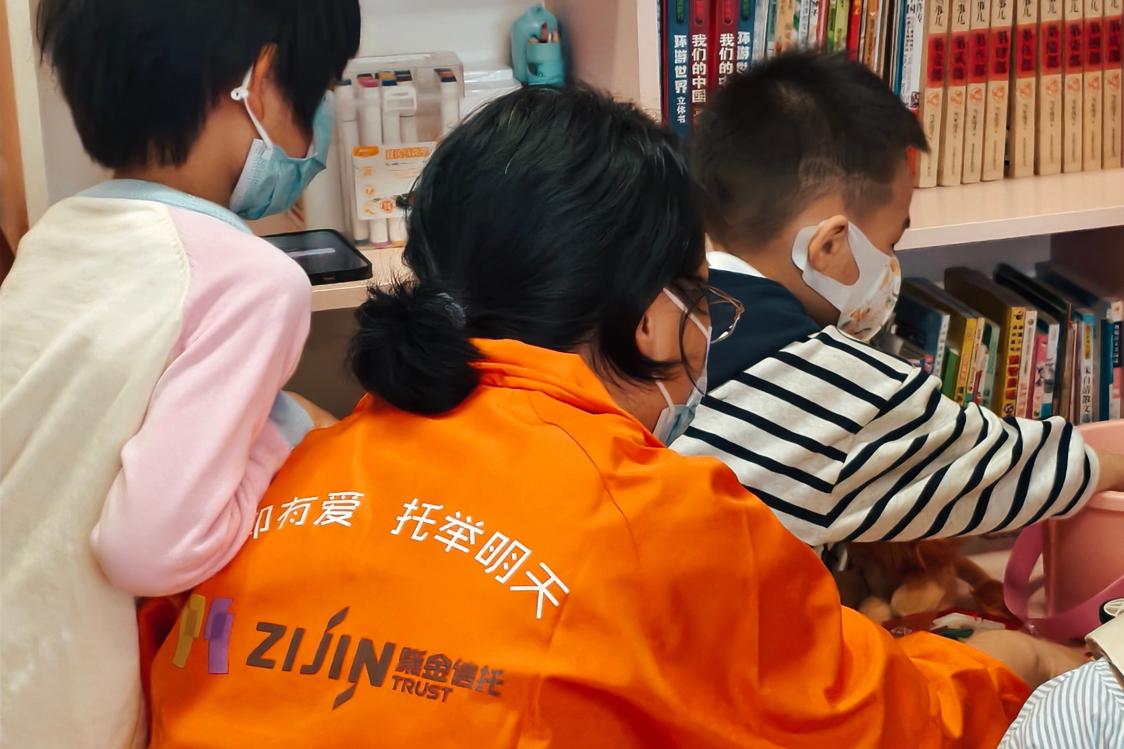 紫金信托开展“春假志愿行”住院儿童关怀活动
